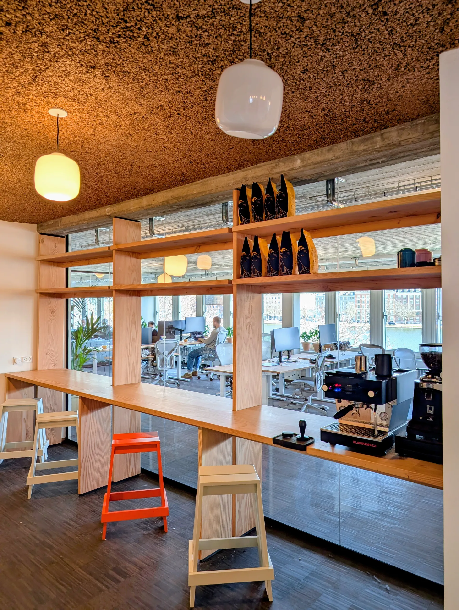 Kaffebar fremstillet i Dinesen douglasgran, hårdvoksolie finish