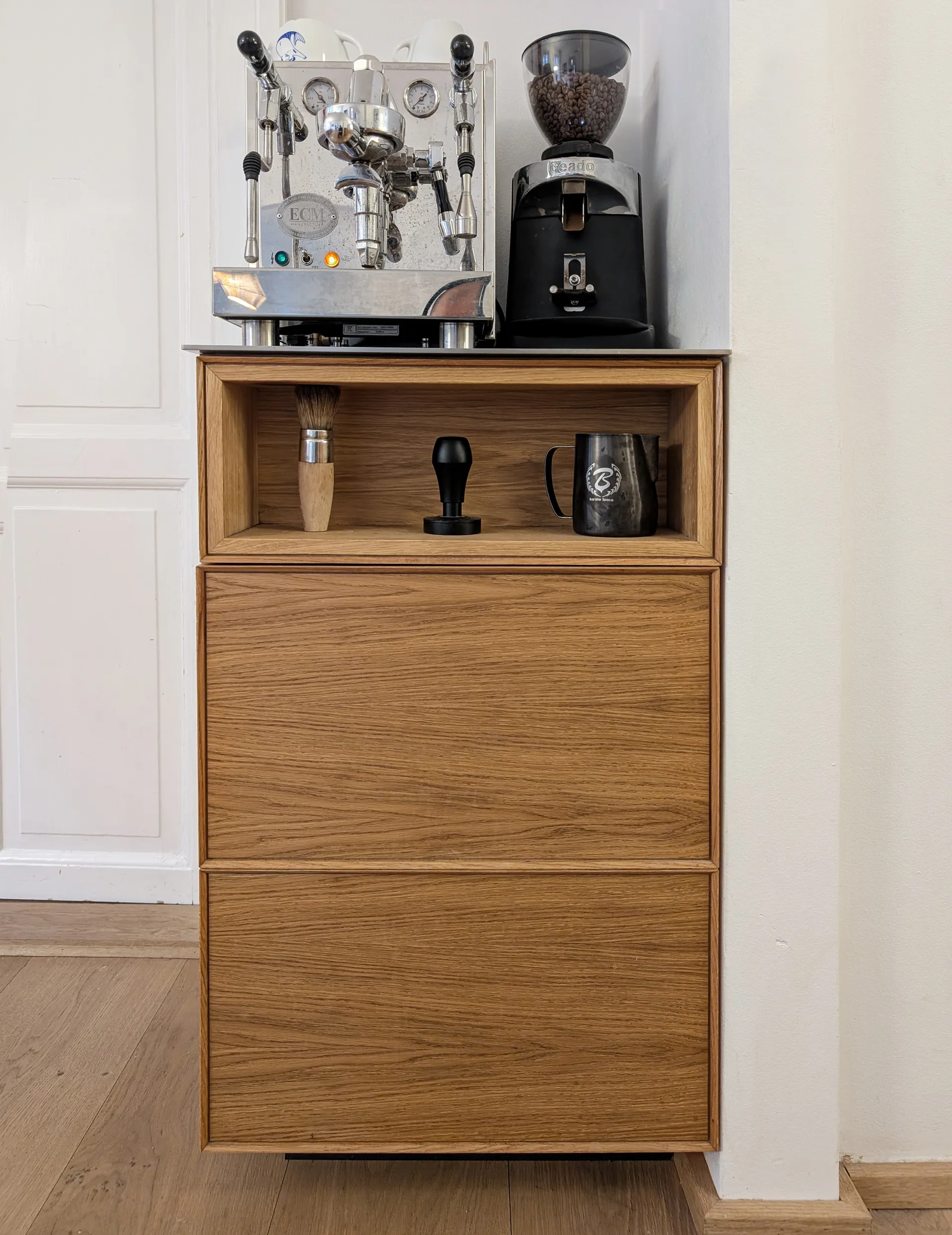 Skab til kaffemaskine med 2 push-open skuffer. Eg, hardwax-olie finish.