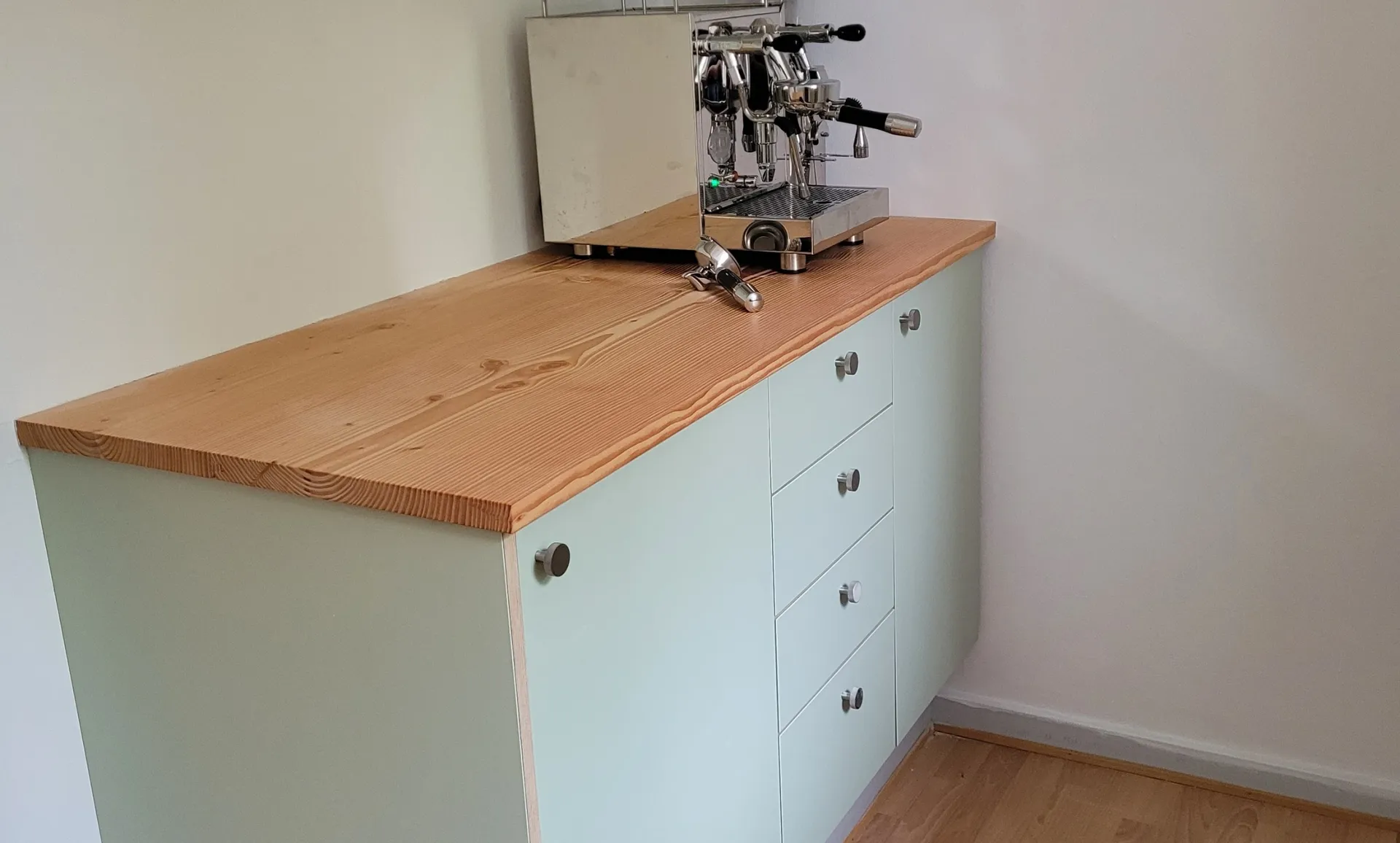 Kontorkøkken. Pistachiefarvet linoleum fronter, Douglas gran bordplade
