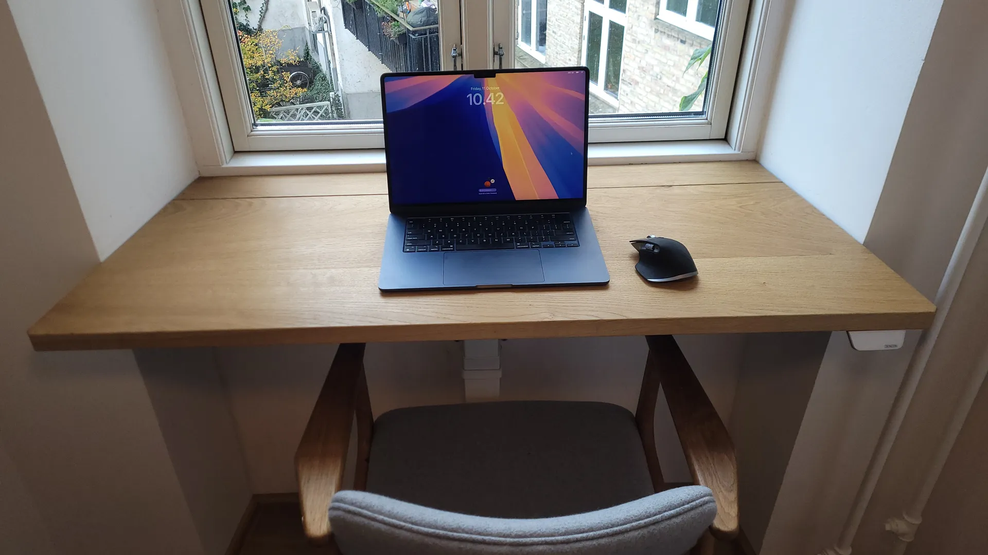 Vindueskarm omdannet til højdejusterbar arbejdsstation. Massivt egetræ, hårdvoksolie finish.
