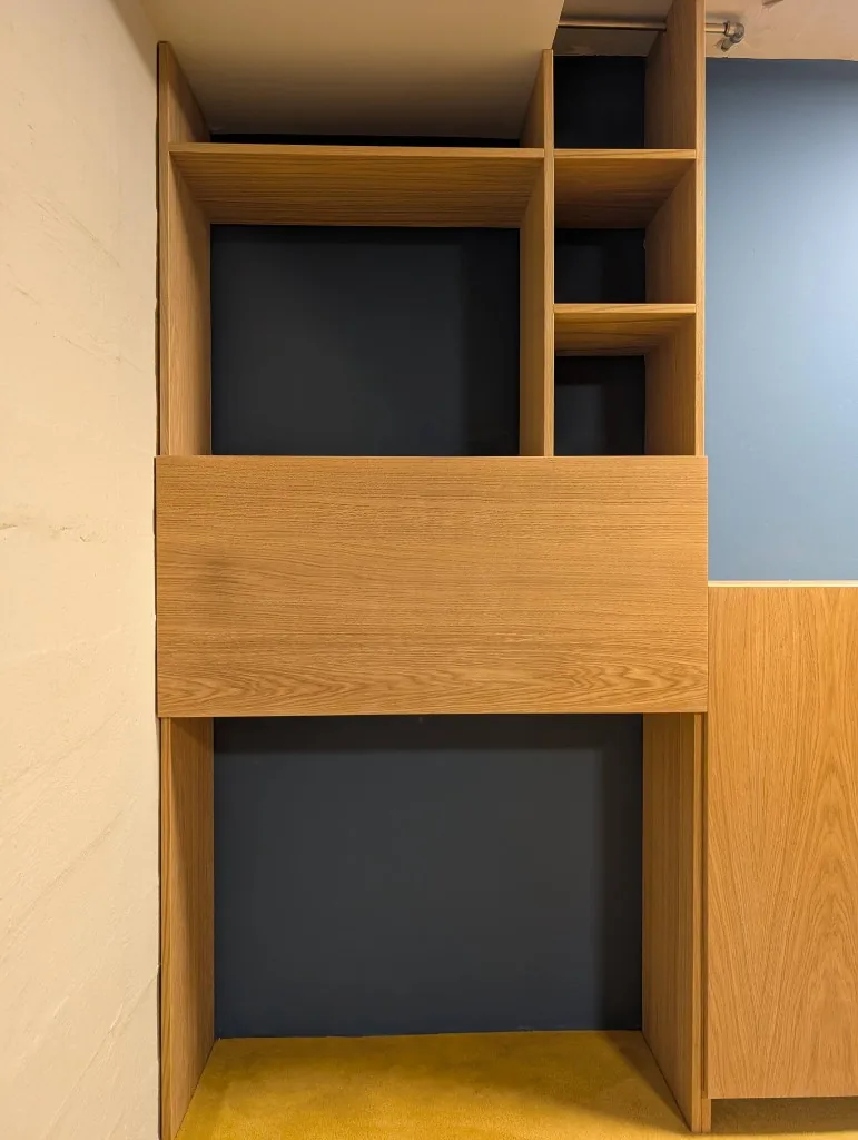 Et hjemmekontor med nedklappelig skriveplade, lædermåtte og åbne hylder til bøger og mapper.
Massiv eg og finéret mdf, hårdvoks olie finish