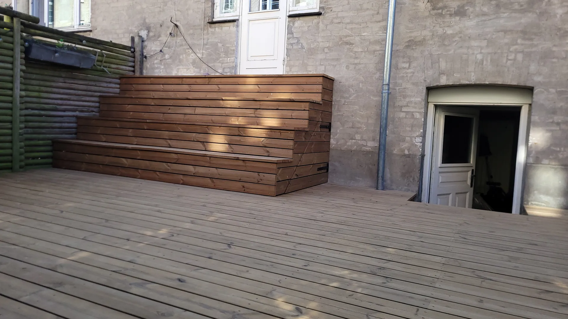 Terrasse i Thermowood fyr. Trappe med opbevaring under
