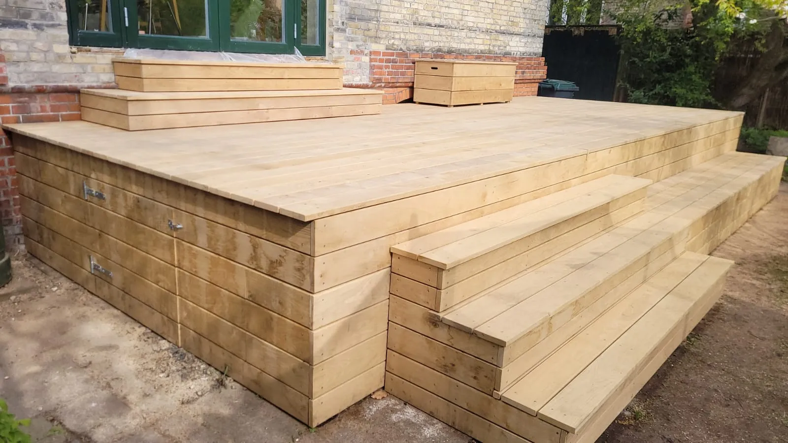 Hævet egetræsterrasse med opbevaring under dækket