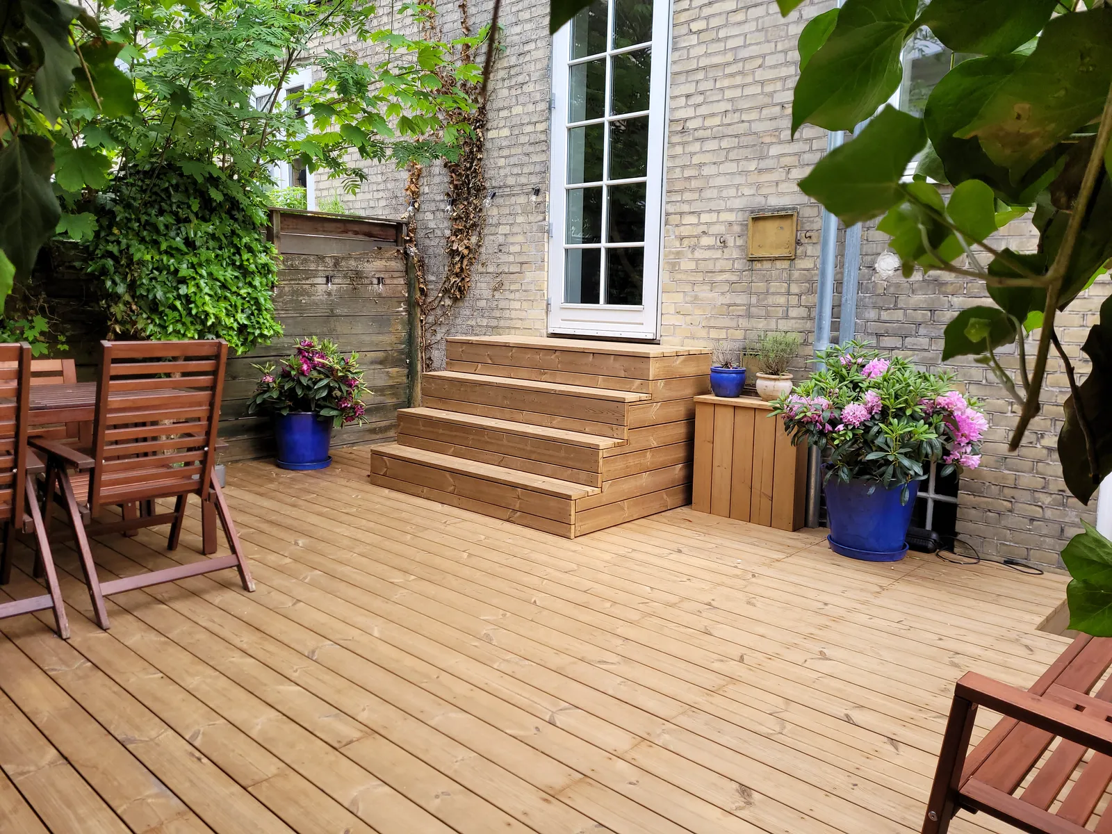 Terrasse fremstillet i Thermowood fyr - kemikaliefrit, langtidsholdbart og bæredygtigt